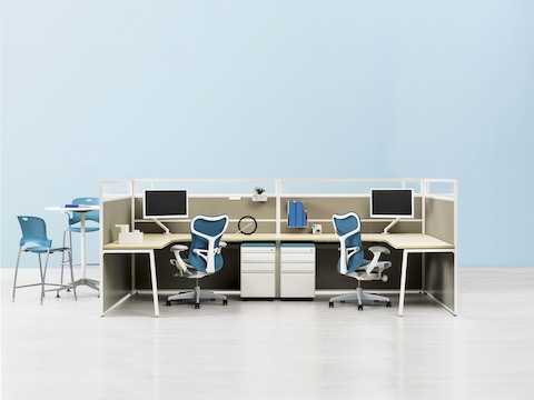 配备有Mirra 2座椅的两个Imagine办公桌系统工作站。左侧是一张站立高度的Setu圆桌和Caper凳子。