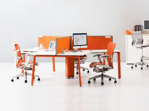 配备有Mirra 2座椅的三个Imagine办公桌系统工作站。