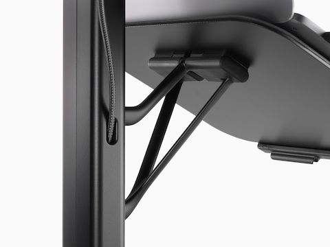 黑色 Lana 笔记本电脑支架底部的特写视图。