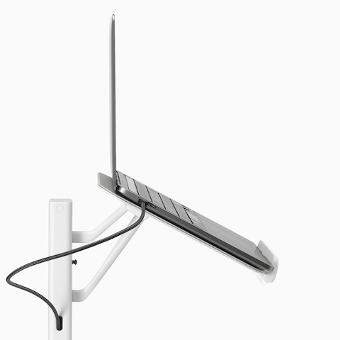 从侧面看，黑色 Lana 笔记本电脑支架上装有笔记本电脑。