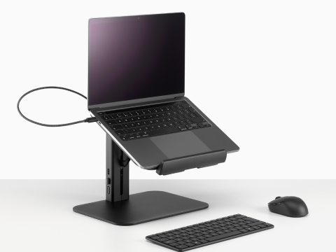 从侧面看，黑色 Lana 笔记本电脑支架上装有笔记本电脑、键盘和鼠标。