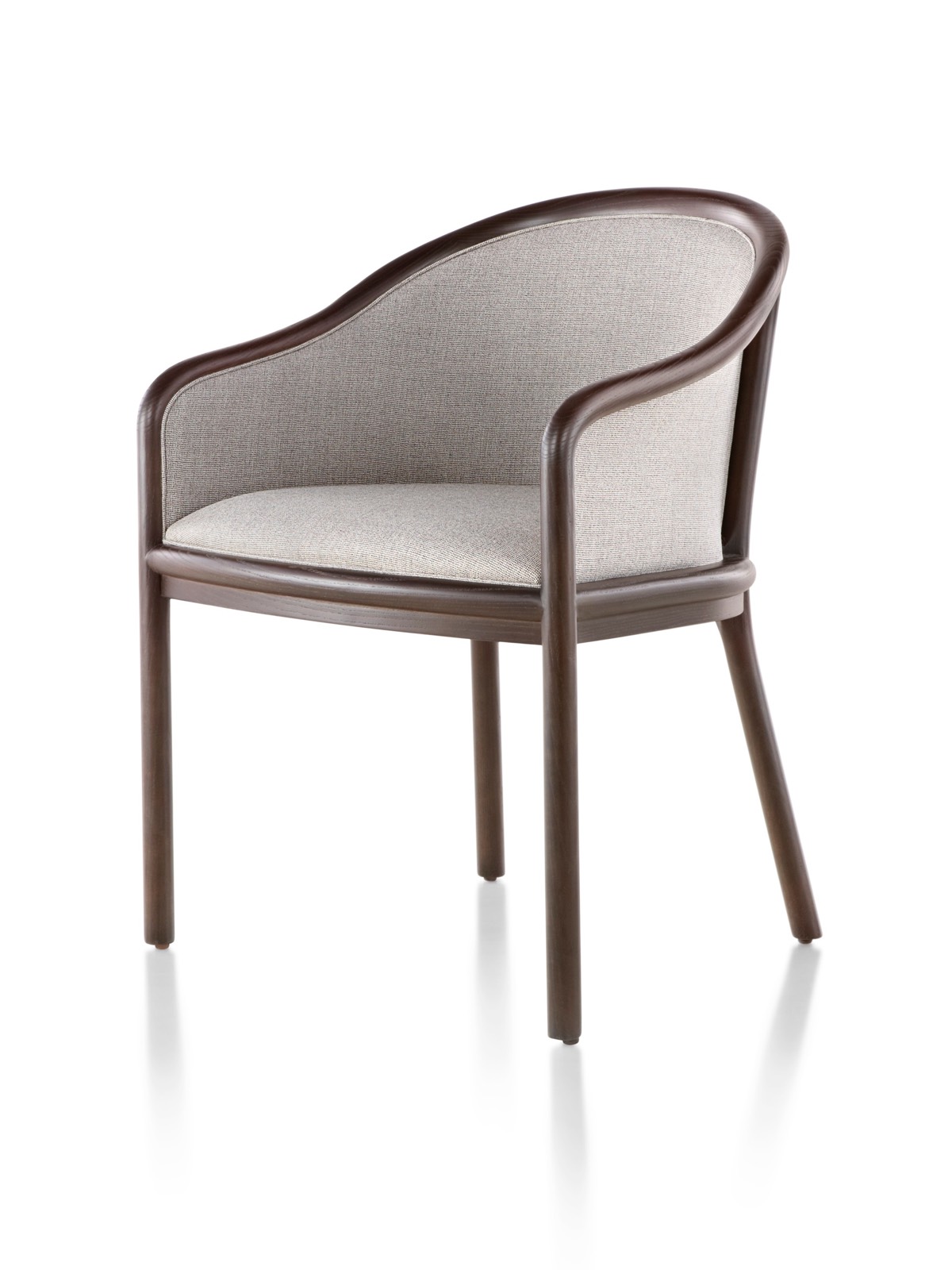 Landmark座椅采用灰褐色装饰和深色木框，从45度角观看。
