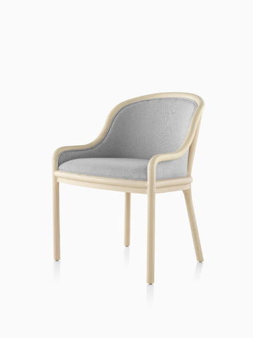 浅灰色Landmark侧椅。选择进入Landmark Chair产品页面。