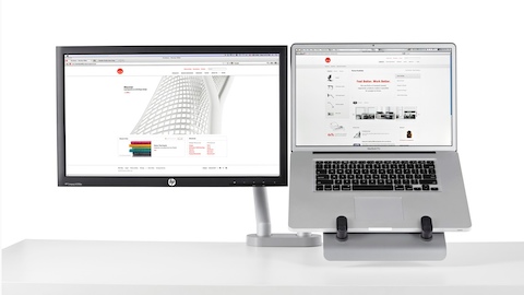Un braccio doppio monitor supporta sia lo schermo del computer sia un supporto per laptop che supporta un computer portatile. Un braccio doppio monitor supporta sia lo schermo del computer sia un supporto per laptop che supporta un computer portatile.