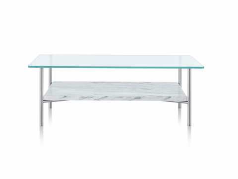 Un tavolo per uso occasionale Layer rettangolare con piano in vetro e ripiano inferiore in pietra.
