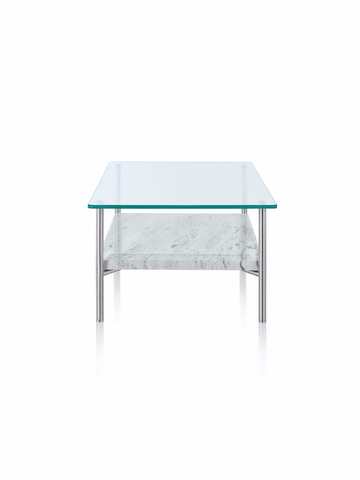 Un tavolo per uso occasionale Layer con piano in vetro e ripiano inferiore in pietra.