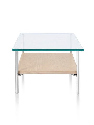 Une table d'appoint en verre Layer avec une tablette inférieure en bois clair.
