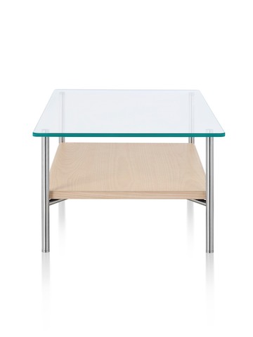 Une table d'appoint en verre Layer avec une tablette inférieure en bois clair. Une table d'appoint en verre Layer avec une tablette inférieure en bois clair.