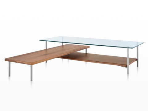 Een L-vormige salontafel van Layer met drie rechthoekige oppervlakken - een van glas en twee van hout.