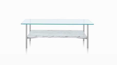Table occasionnelle Layer rectangulaire avec plateau supérieur en verre et plateau inférieur en pierre.