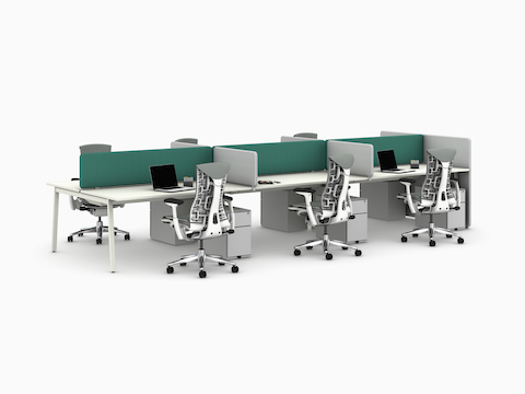 Groene en grijze Bound-schermen geplaatst op een Layout Studio-werkstation met zes stations, zes grijze Embody-stoelen en zes Kumi-ladeblokken, gezien vanuit een hoek.