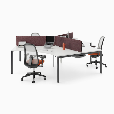 A 120-degree Layout workstation with Bound Screens to divide the three workpoints and Lino Chairs.