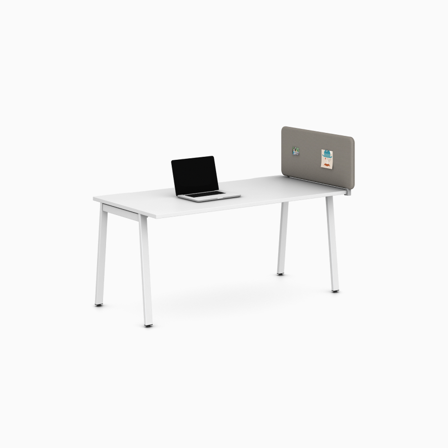 Uno schermo divisorio Delineation marrone chiaro montato su un tavolo Layout Studio bianco, visti da un angolo.