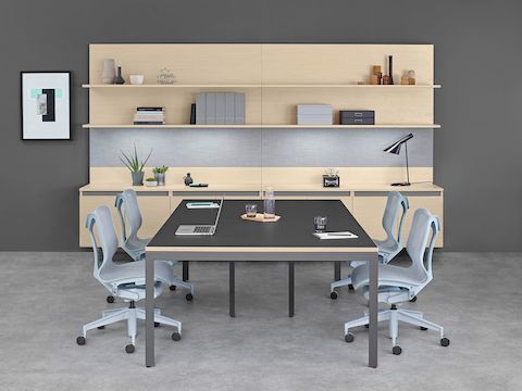 Sitzungsraum-Umgebung mit Layout Workwall hinter einem Layout Studio-Sitzungstisch mit hellgrauen Cosm-Stühlen.