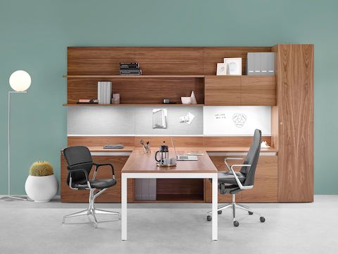 Layout Workwall und damit verbundener Schreibtisch mit einem schwarzen Taper-Stuhl und Keyn-Besucherstuhl.