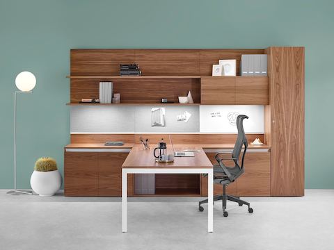 Layout Workwall und damit verbundener Schreibtisch mit einem schwarzen Cosm-Stuhl.