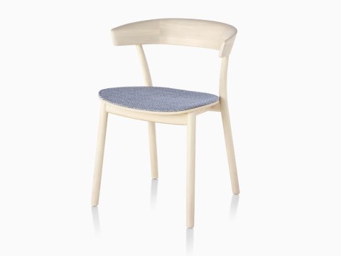 Cadeira Leeway em madeira clara com assento estofado em azul e branco, em vista angular.