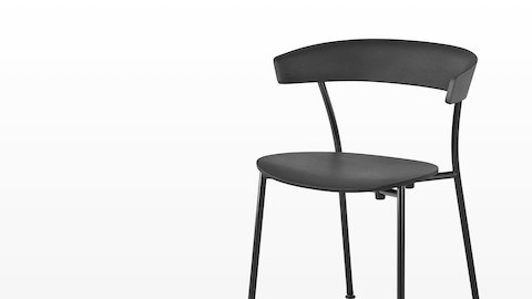 Uma cadeira Leeway preta com base de metal preta, em vista angular.