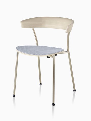 Ein Leeway Stuhl mit hellem Metallgestell sowie Rückenlehne aus hellem Holz und hellblauer gepolsterter Sitzfläche.