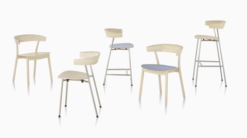 Um agrupamento de cadeiras e banquetas Leeway em madeira clara, com bases metálicas ou em madeira e assentos estofados.