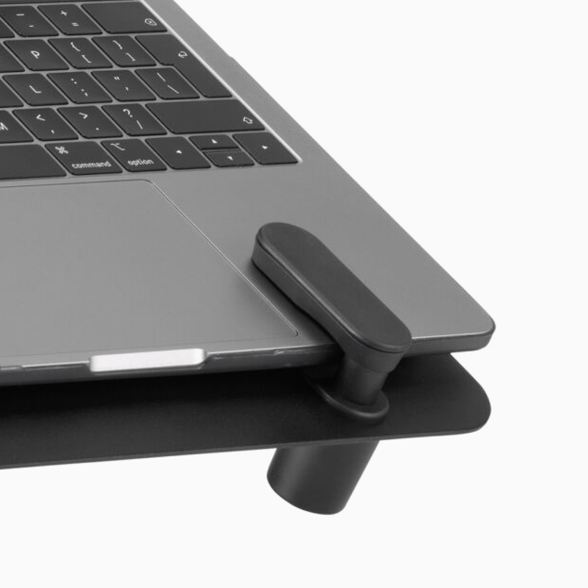 Zij-aanzicht van een open laptop ondersteund door een zwarte Lima-laptopsteun