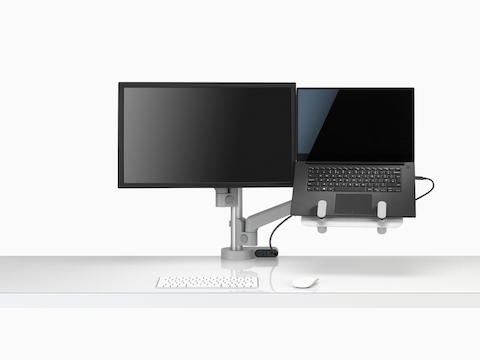 Vooraanzicht van een Lima-monitorarm in een dubbele configuratie ingebouwd met een Lima-laptopsteun en Ondo-connectiviteitsmodule.