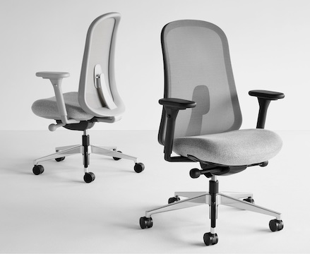 Twee zwarte en grijze Lino-stoel met instelbare ondersteuning voor de rug en lenden, vanaf de voorkant en achterkant gezien in een hoek.