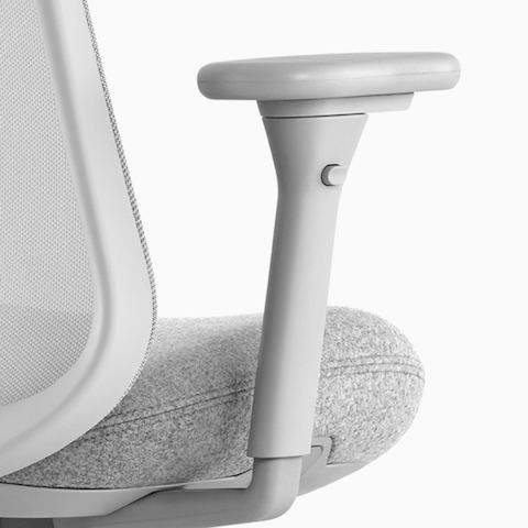 Close-up van een grijze Lino-stoel met instelbare ondersteuning voor de rug en lenden en volledig verstelbare armen, vanaf de achterkant gezien in een hoek.