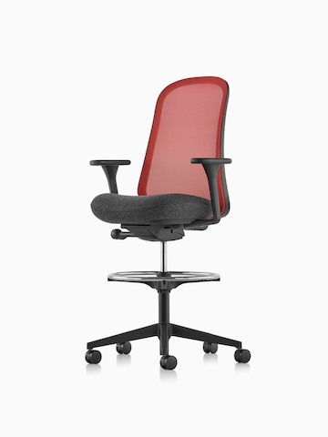 Sgabello Lino rosso e nero, con schienale a sospensione e sedile imbottito, vista frontale angolare.