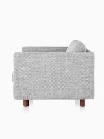Ein grauer Lispenard Lounge-Sessel mit dunklen Holzbeinen und Textilbezug, im niedrigen Winkel von der Seite betrachtet.