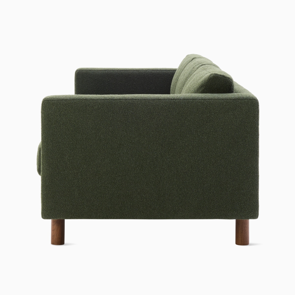 Vista frontal do sofá Lispenard de três lugares, 43 cm em tecido verde escuro e pernas de nogueira de 15 cm.
