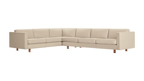 Salón abierto con un sofá Lispenard gris claro en sección junto a una mesa de centro de mármol Eames y un sillón lounge Eames con tapizado de mohair gris.