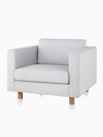 Una silla de salón Lispenard con patas de madera clara y tapicería de color gris claro, vista desde un ángulo.