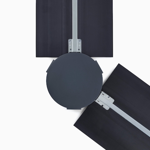 Vista superior de una terminal eléctrica Logic Reach con rieles por debajo de la alfombra que se ramifican desde allí. Vista superior de una terminal eléctrica Logic Reach con rieles por debajo de la alfombra que se ramifican desde allí.