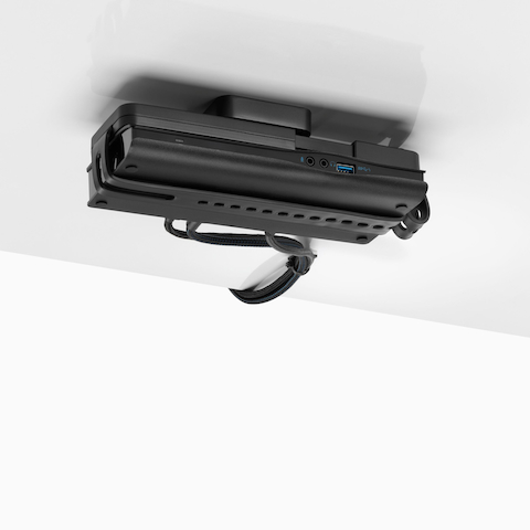 Loop Micro Mount bevestigd onder een bureau met daarop een dun client of power docking station met bevestigde kabels die netjes naar de rand en boven het bureau geleid zijn. Loop Micro Mount bevestigd onder een bureau met daarop een dun client of power docking station met bevestigde kabels die netjes naar de rand en boven het bureau geleid zijn.