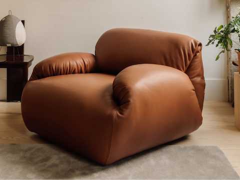 Sofá modular Luva, cadeira com braços em uma sala de estar. Sofá modular Luva, cadeira com braços em uma sala de estar.