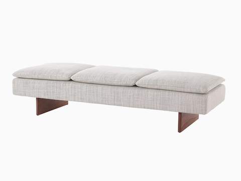带角度的视图：Mantle长凳，配有Capri Stone软垫和胡桃木木制底座。