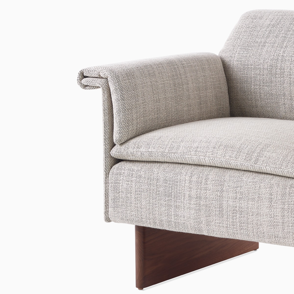 半剖视图：Mantle俱乐部座椅，配有Capri Stone软垫和胡桃木木制底座。