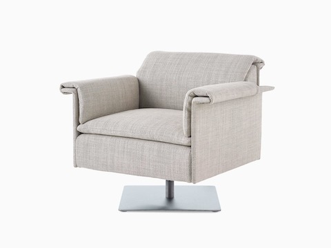 带角度的视图：Mantle俱乐部座椅，配有Capri Stone软垫和轴架底座。