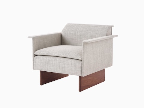 带角度的视图：Mantle俱乐部座椅，配有Capri Stone软垫和胡桃木木制底座。