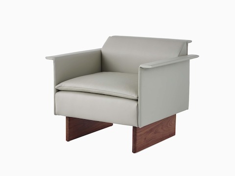 带角度的视图：Mantle俱乐部座椅，配有浅灰色Bristol皮革软垫和木制底座。