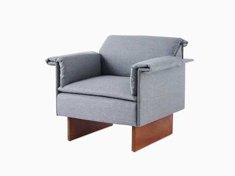 带角度的视图：Mantle俱乐部座椅，配有卡其色Rhythm软垫和木制底座。