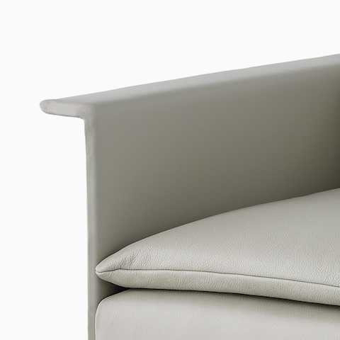 Recorte del ángulo de la silla Club Mantle tapizada en cuero Bristol gris ceniza.