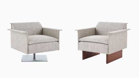 Twee Mantle Club-stoelen bekleed in Capri Stone naar elkaar gericht in een hoek van 45 graden, de ene met een metalen onderstel en de andere met een houten onderstel.