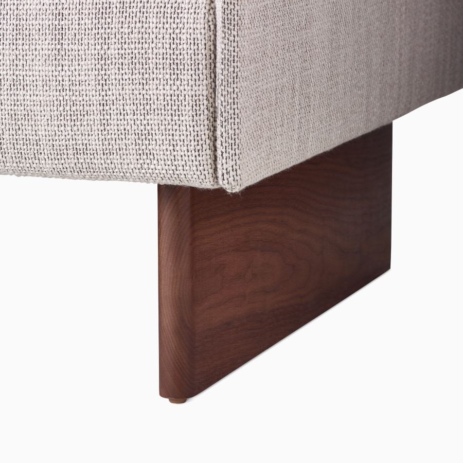细节剪裁：Mantle长凳（配有Capri Stone软垫）上的胡桃木木制底座。