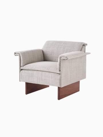 侧视图：Mantle俱乐部座椅，配有Capri Stone软垫（多层）和胡桃木木制底座。
