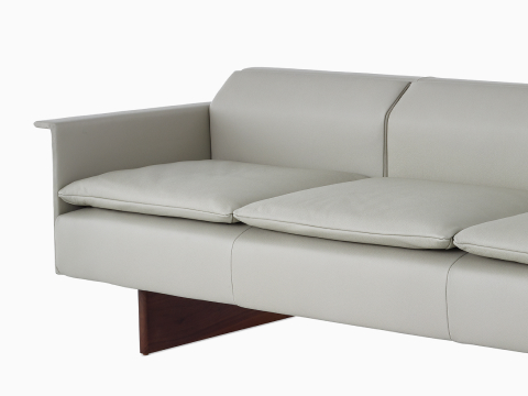 Vista recortada de un sofá de tres asientos Mantle tapizado en cuero gris ceniza.