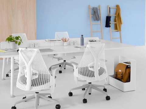 Ein weißer Memo Projekttisch mit weißen Sayl Bürostühlen.