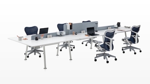 Blaue Bürostühle Mirra 2, gepaart mit weißen Memo-Sitzflächen, die durch einen hellgrauen Bildschirm getrennt sind.