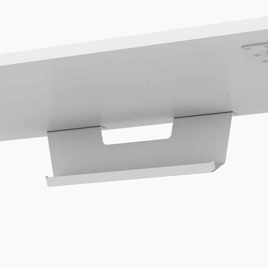 Detailansicht eines Stahl-Kabelträgers an einem Memo Schreibtisch.